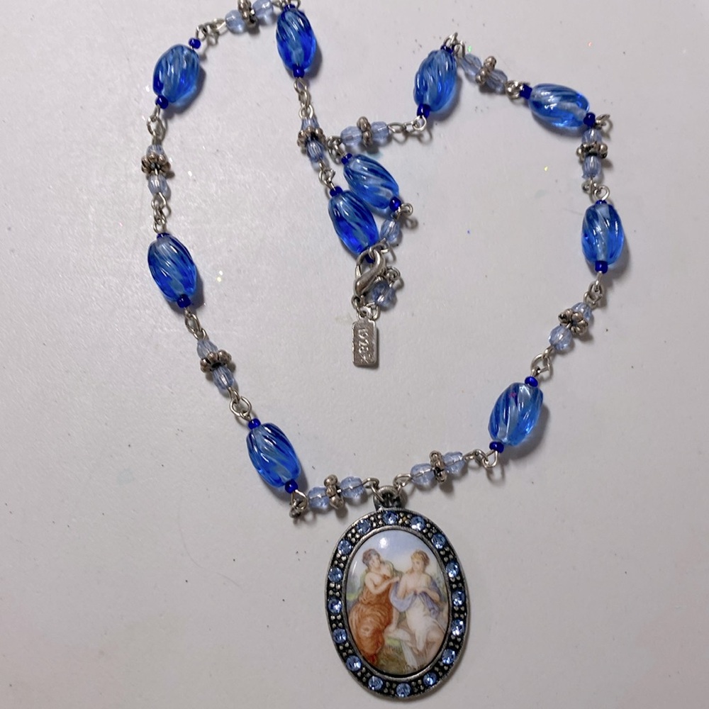 Gorgeous 1928 necklace. Beautiful cameo pendant.